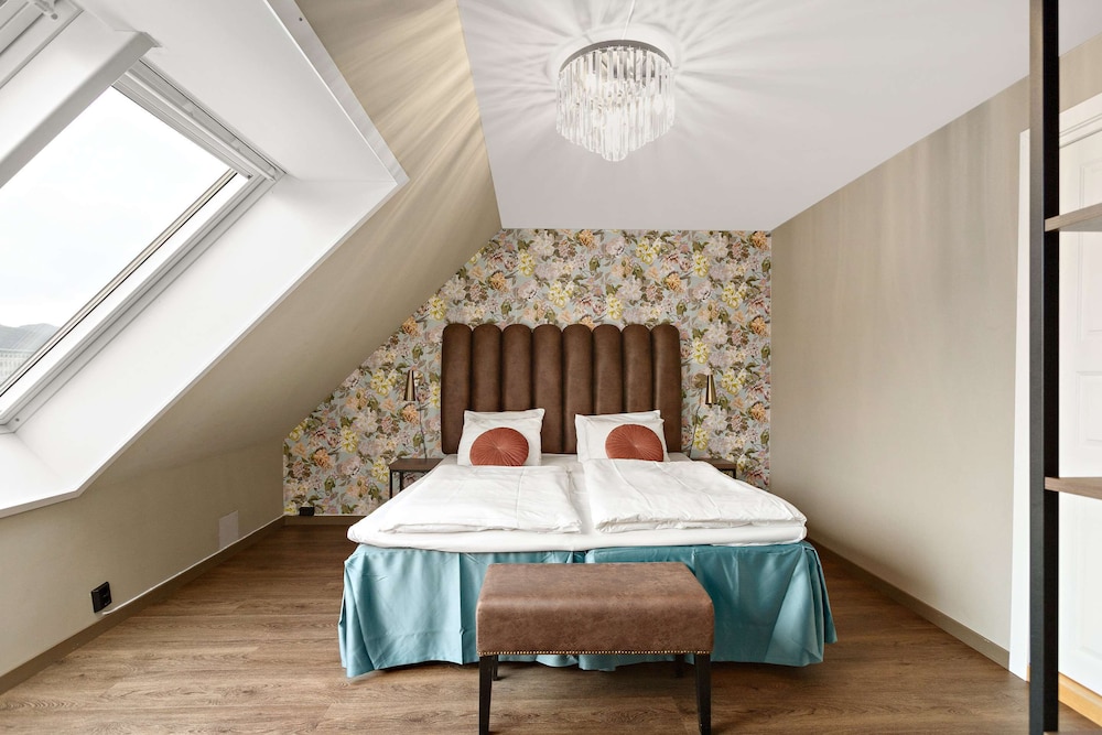 Deluxe Room, 2 Twin Beds, Non Smoking (with Sofabed)