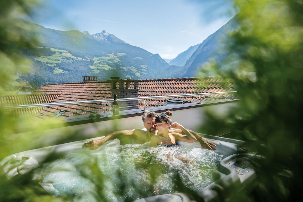 Romantic Suite, 2 Bedrooms, Hot Tub, Mountain View (Amore)