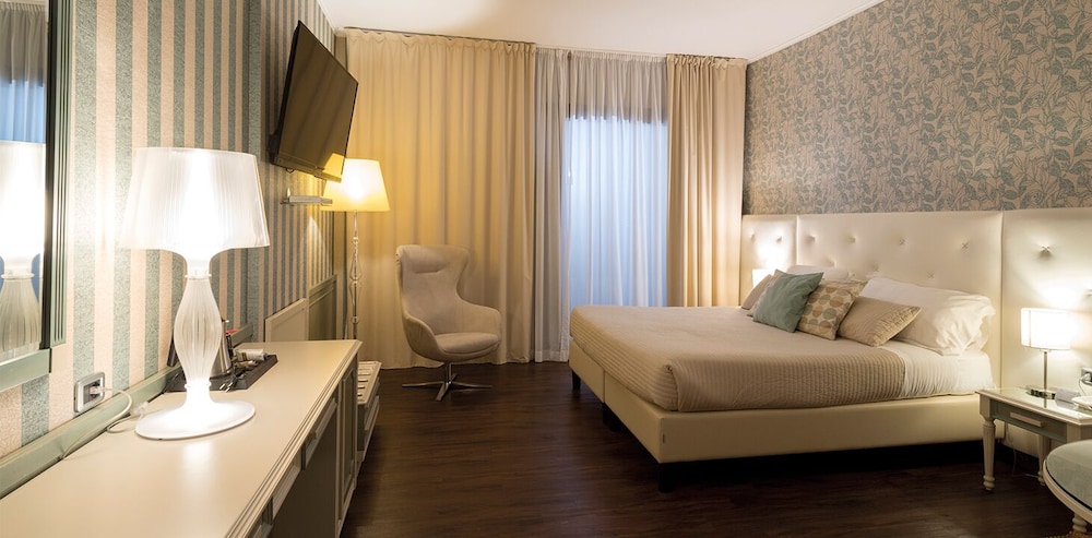 Junior Double Room, 1 King Bed, Fireplace, Resort View - Photo 7