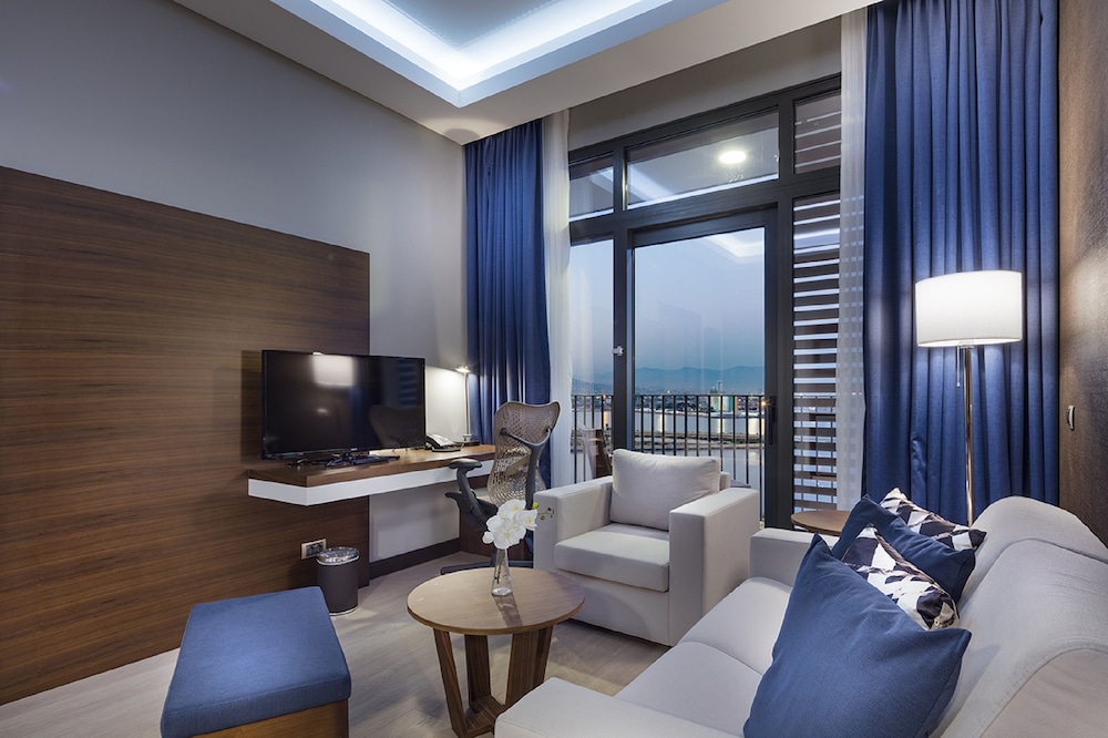 King, Suite, Multiple Beds, Bay View