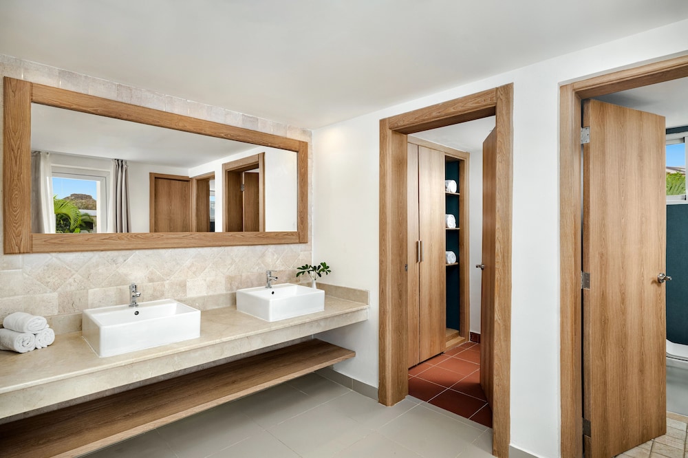 Sun Club Master Suite 2 bedroom Ocean View photo 2