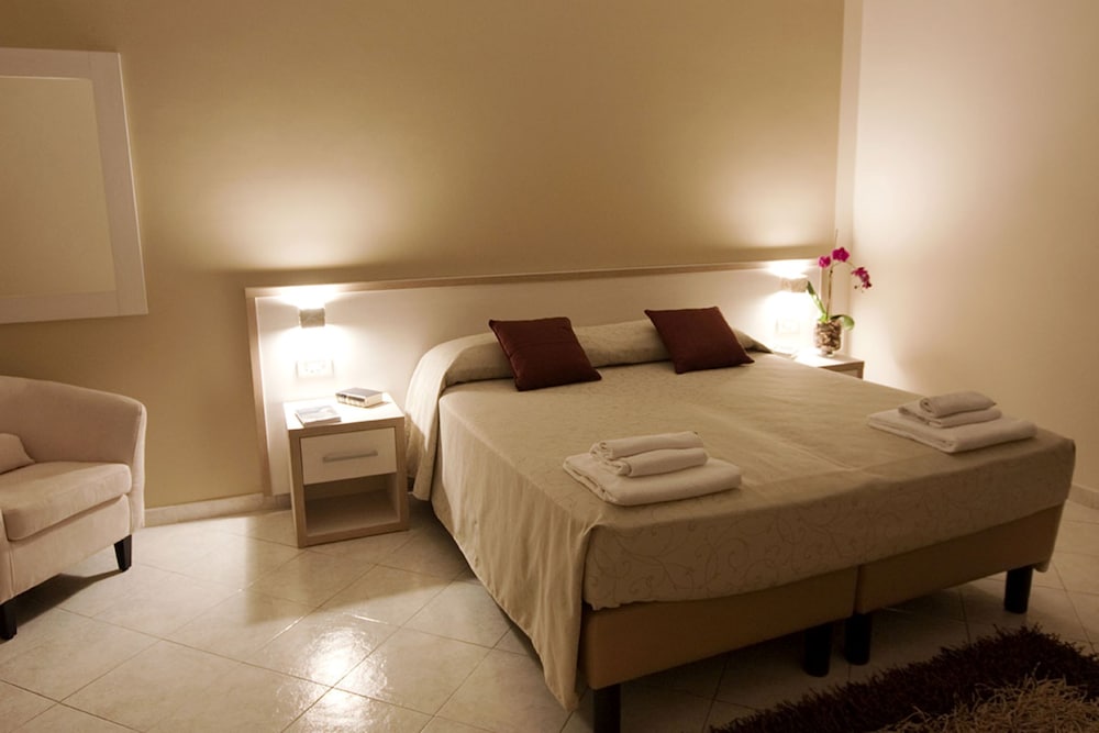 Comfort Double or Twin Room (stair access only) - Photo 1