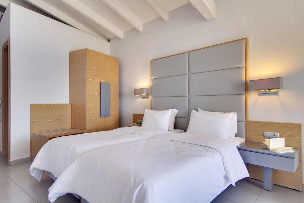 Superior Double Room with Balcony and Sea View - Photo 17