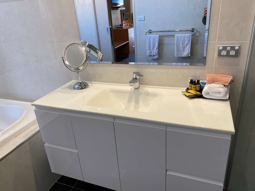 Superior Room, Multiple Beds, Non Smoking, Microwave - Photo 11