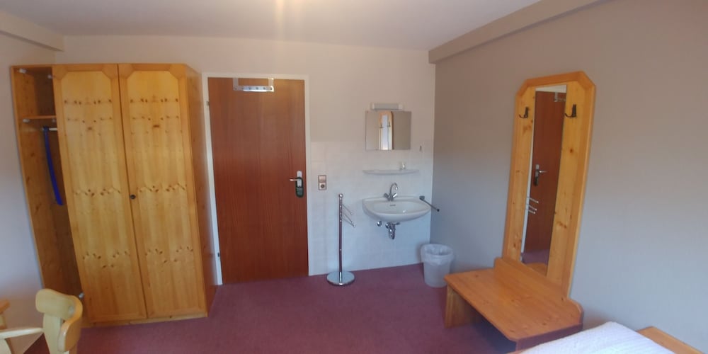 Economy Single Room, Shared Bathroom photo 3