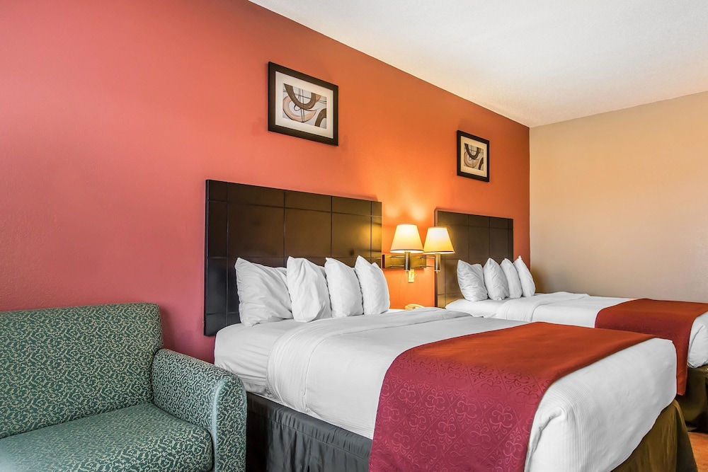 Standard Room, 2 Queen Beds, Non Smoking - Photo 2