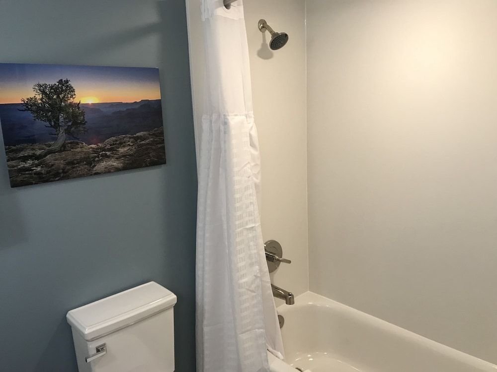 Deluxe Room, 2 Queen Beds, Refrigerator & Microwave (Hotel) (No Pets) - Photo 5