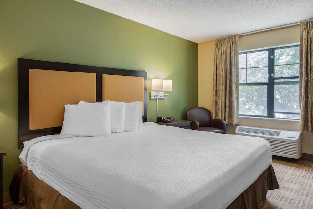 Standard Room, 1 King Bed, Non Smoking photo 1