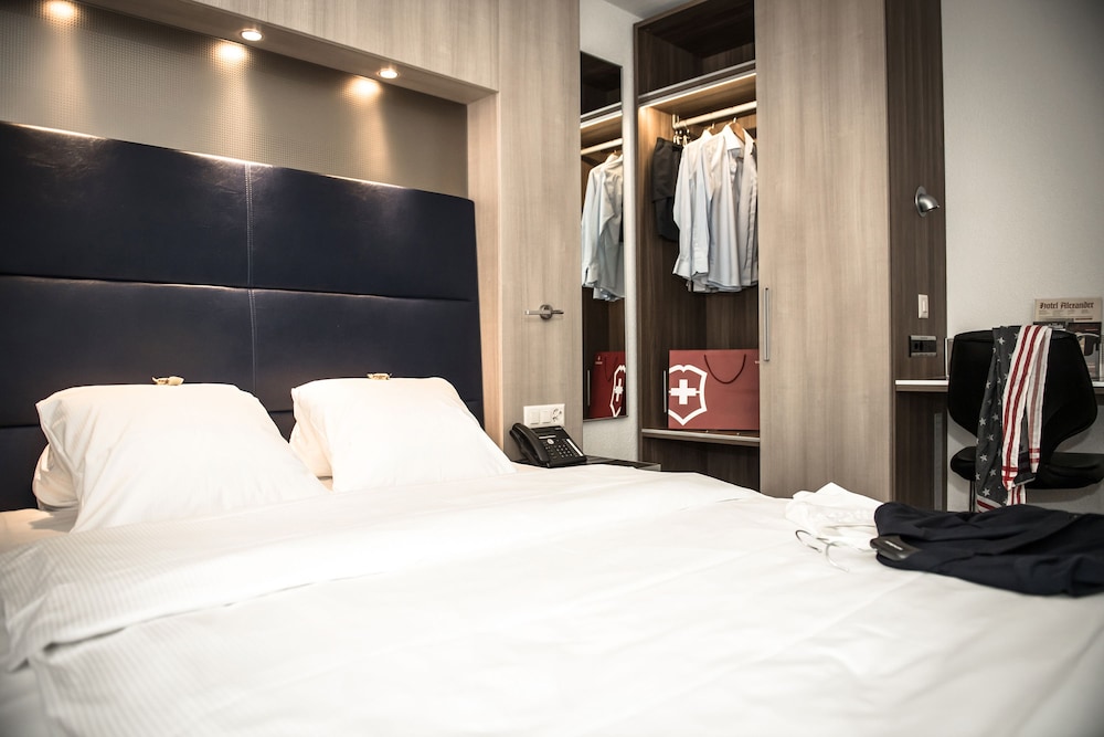 Small Double Queen Room - Photo 7
