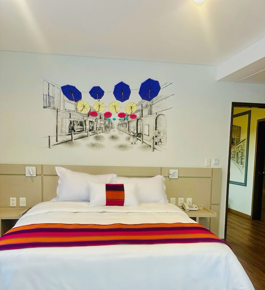 Business Studio Suite, 1 Queen Bed, City View photo 2