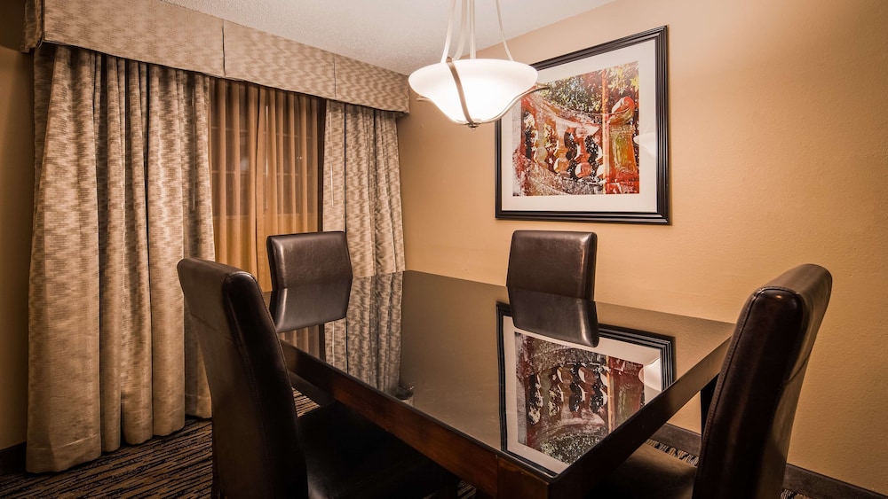 Suite, 1 King Bed, Non Smoking, Refrigerator & Microwave - Photo 3