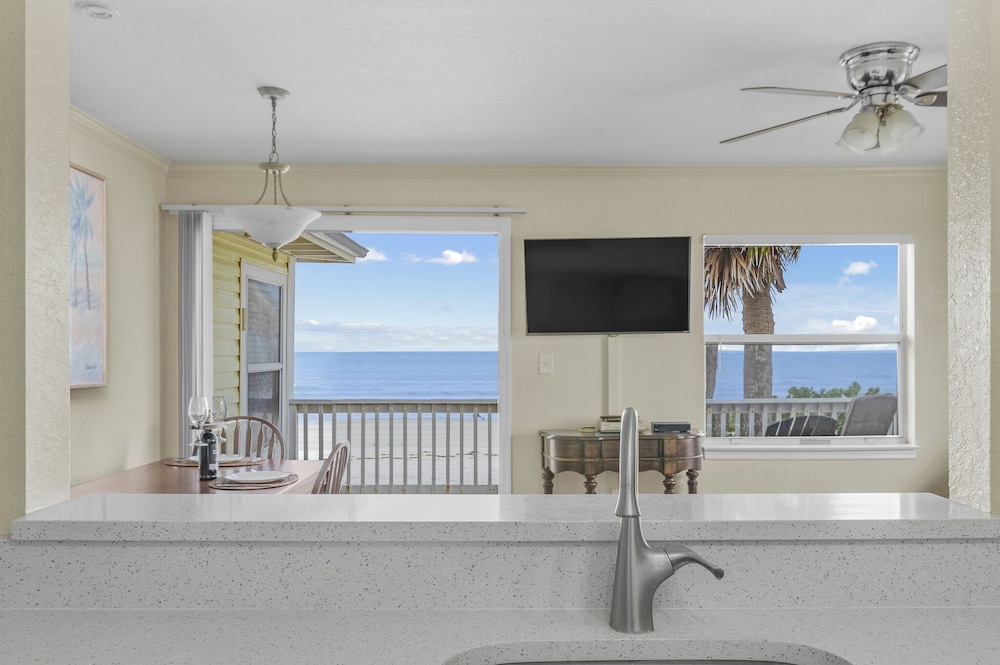 Villa, Multiple Beds (2 queen beds and 1 sleeper sofa) photo 2