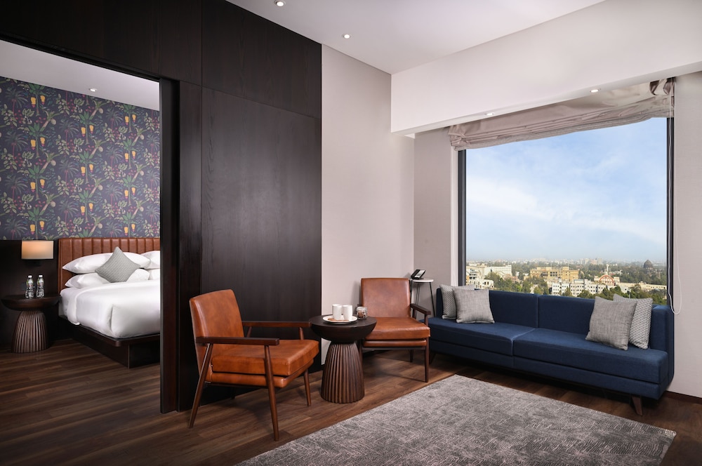 Suite, 1 King Bed - Photo 2