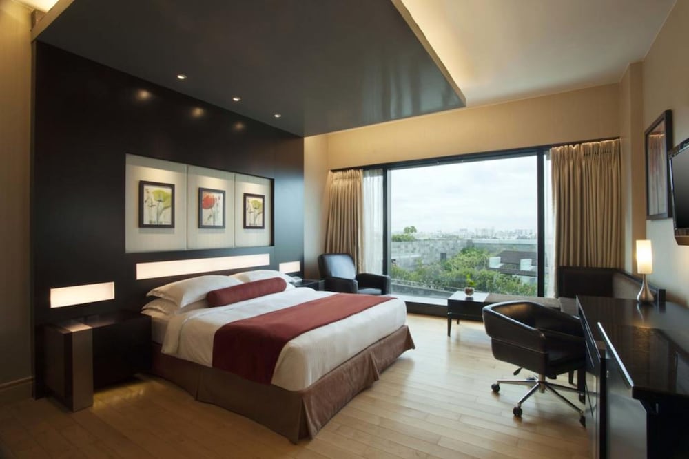 Deluxe Room, 1 King Bed - Photo 3