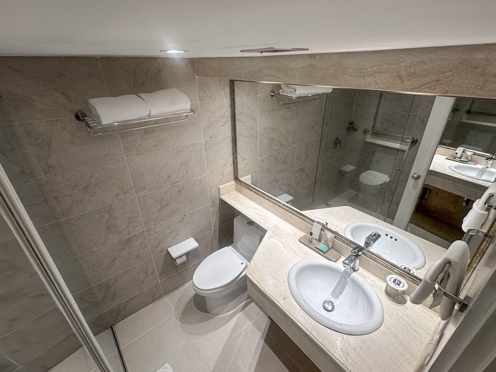 Standard Double Room, 2 Queen Beds - Photo 4