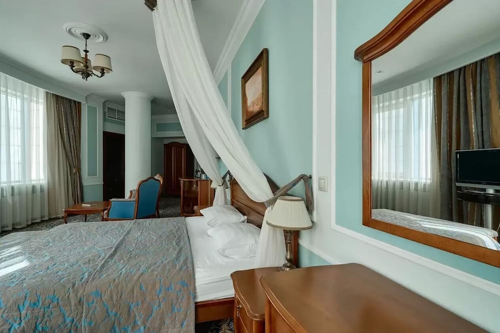 Romantic Suite, Jetted Tub photo 3