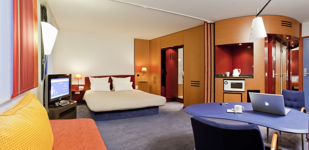 Superior Suite, 1 Double Bed and 2 Single Sofa Beds photo 3