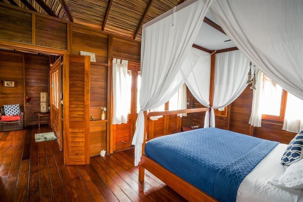 Bungalow Honeymoon Suite over the water photo 3