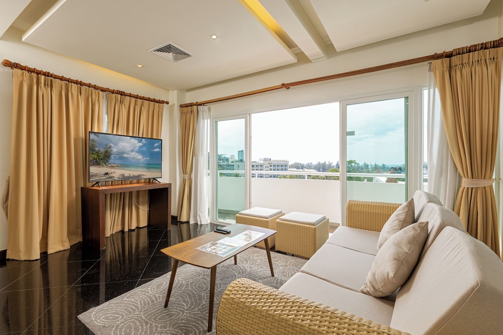 One Bedroom Penthouse Suite with Rooftop Jacuzzi - Photo 5