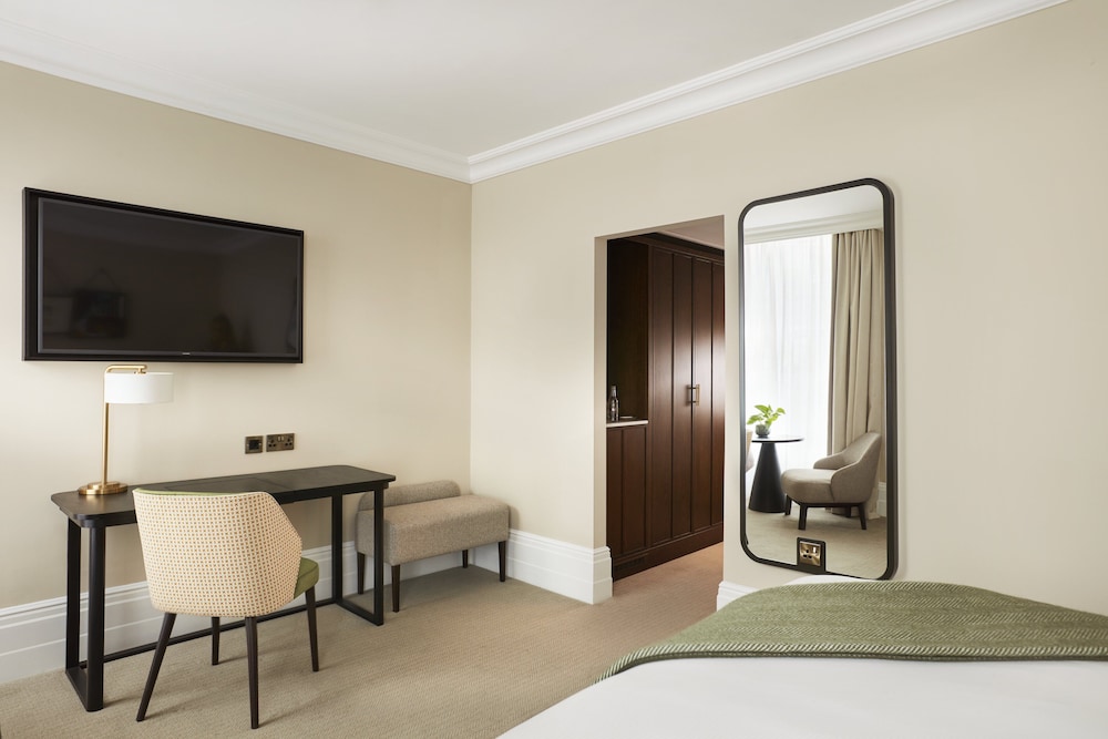 Deluxe Room, 1 King Bed photo 3