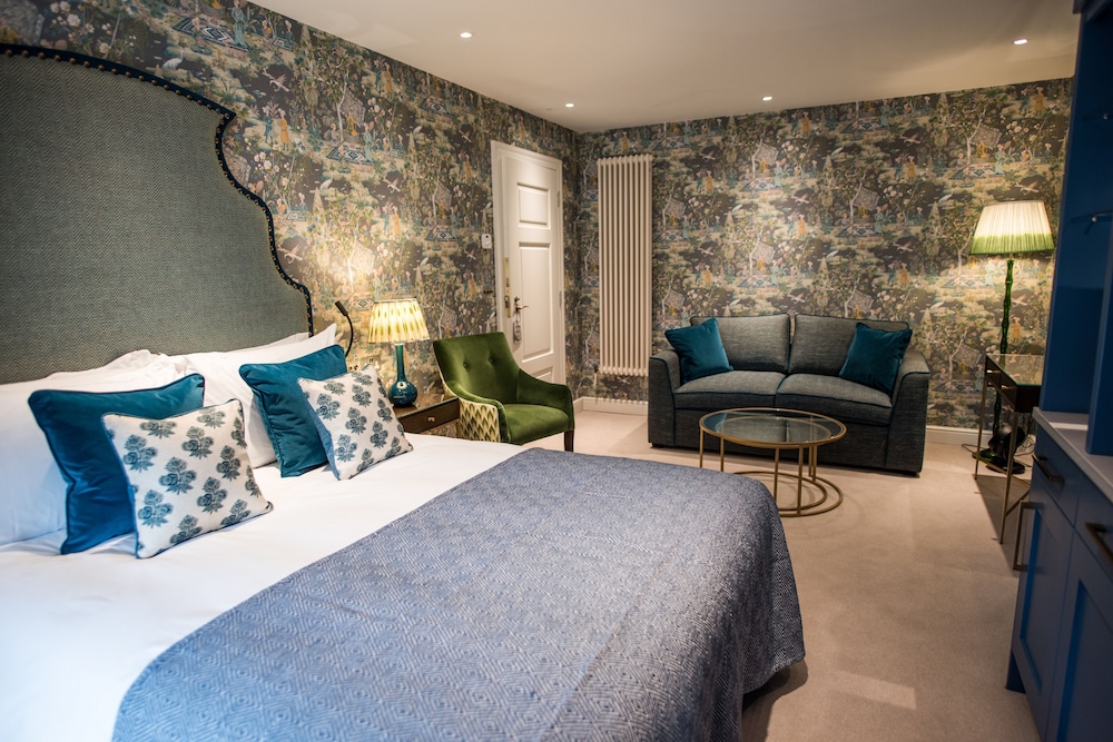 Deluxe Double Room, 1 King Bed, Pool View