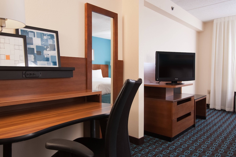 Room, 1 King Bed (Mobility/Hearing Access, Roll-In Shwr) - Photo 2