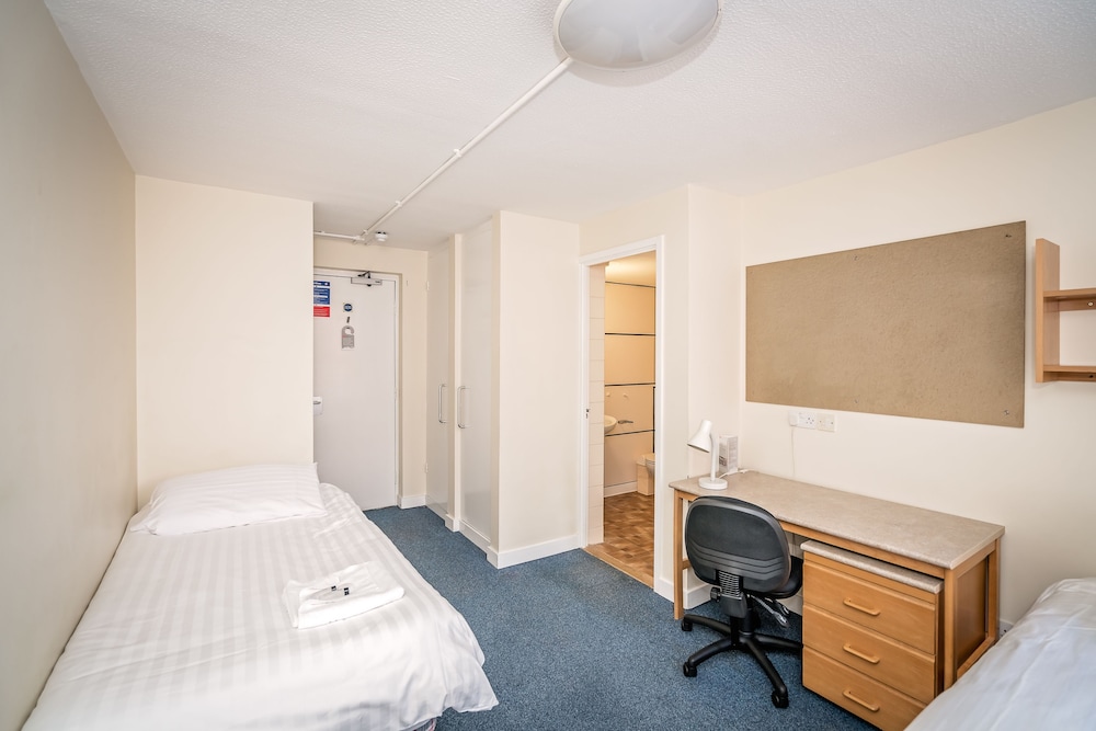 Basic Twin Room, 2 Twin Beds, Ensuite photo 1