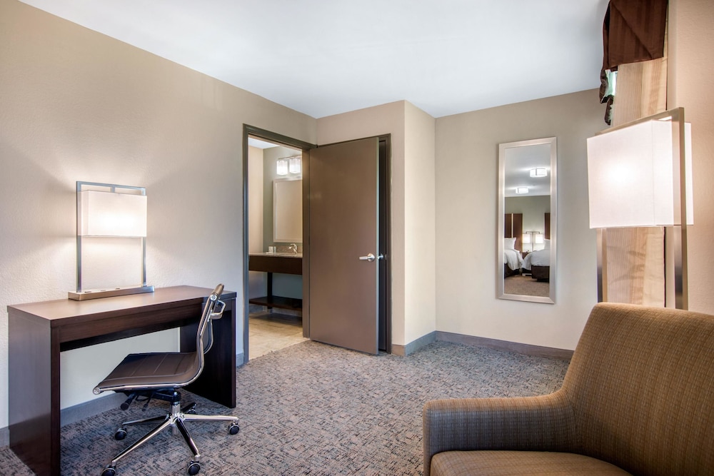 Suite, Multiple Beds, Non Smoking - Photo 4