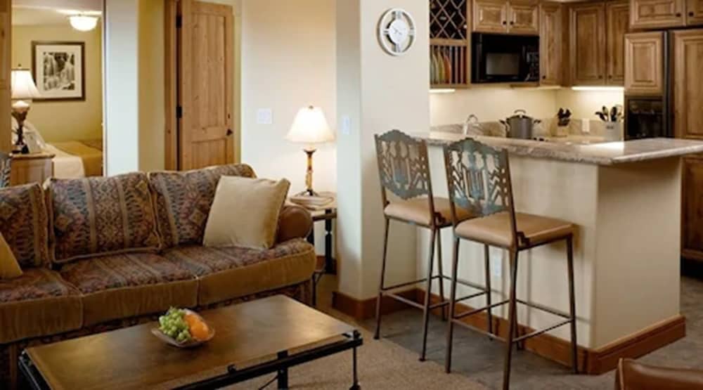 Superior Room, 1 Queen Bed, Mountain View (One Bedroom Condominium)