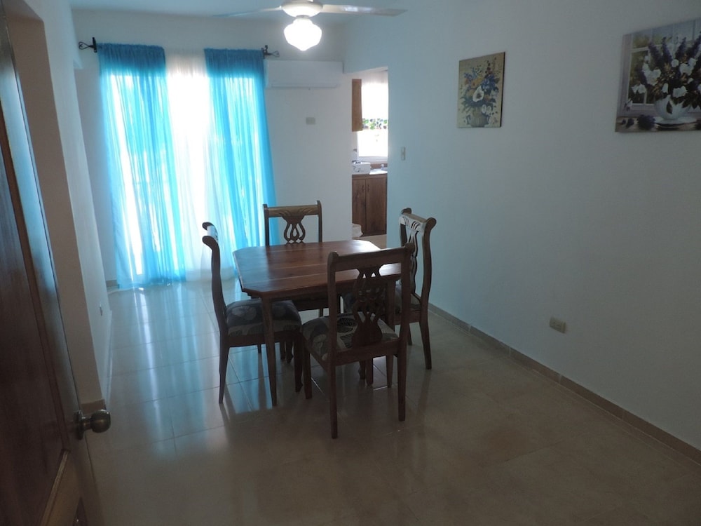 Medium Room photo 3