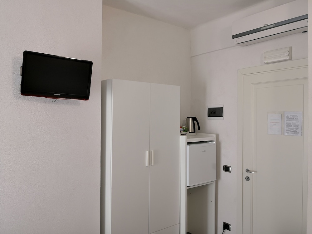 Basic Double Room, 1 Queen Bed photo 3