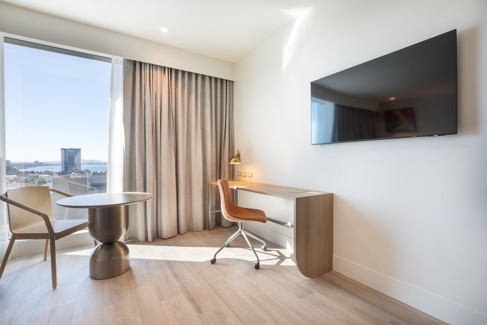 Premium Room, 1 King Bed, Accessible - Photo 2
