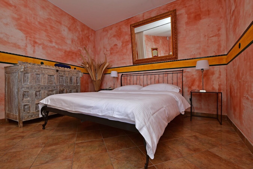 Deluxe Studio Suite, 1 Queen Bed, Sea View - Photo 3