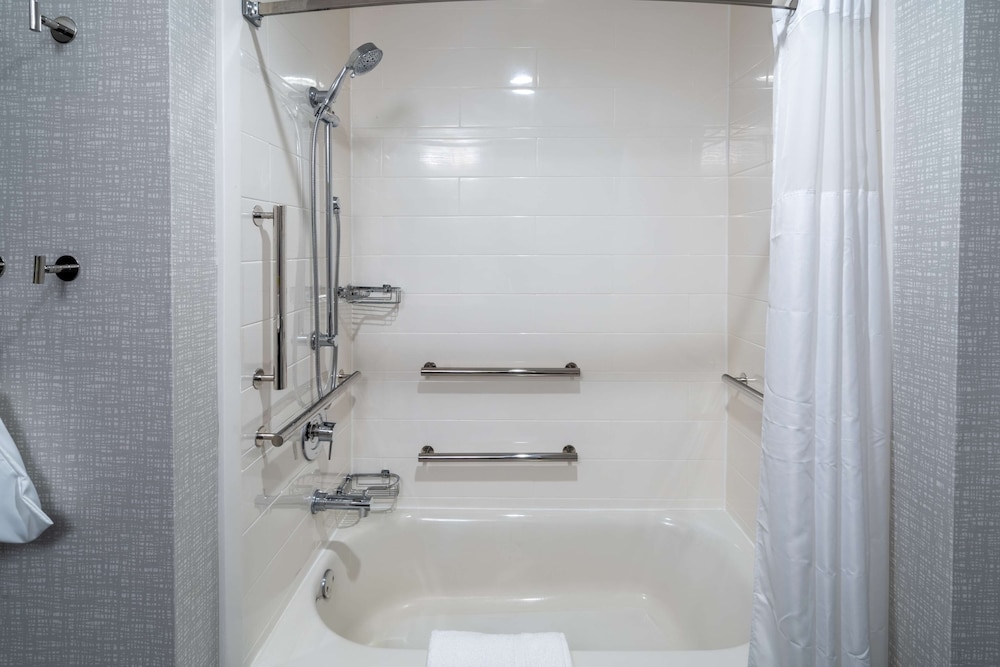 Room, 2 Queen Beds, Accessible, Bathtub - Photo 2