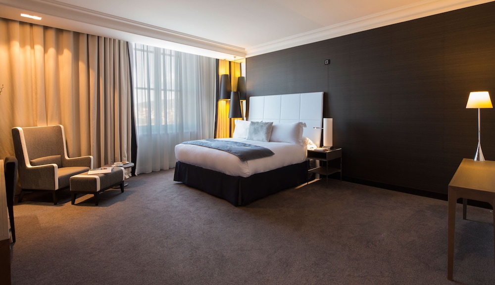 Premium Room, 1 King Bed - Photo 1