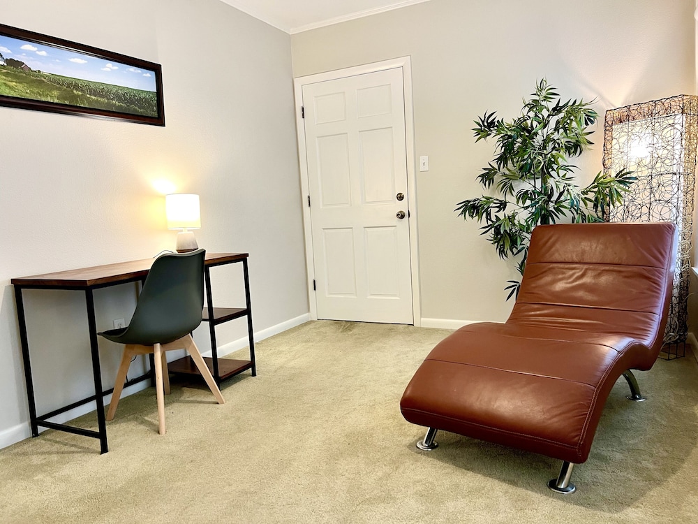 Deluxe Condo, 2 Bedrooms (East Pointe) photo 3