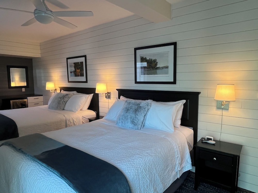 Standard Quadruple Room, Lake View