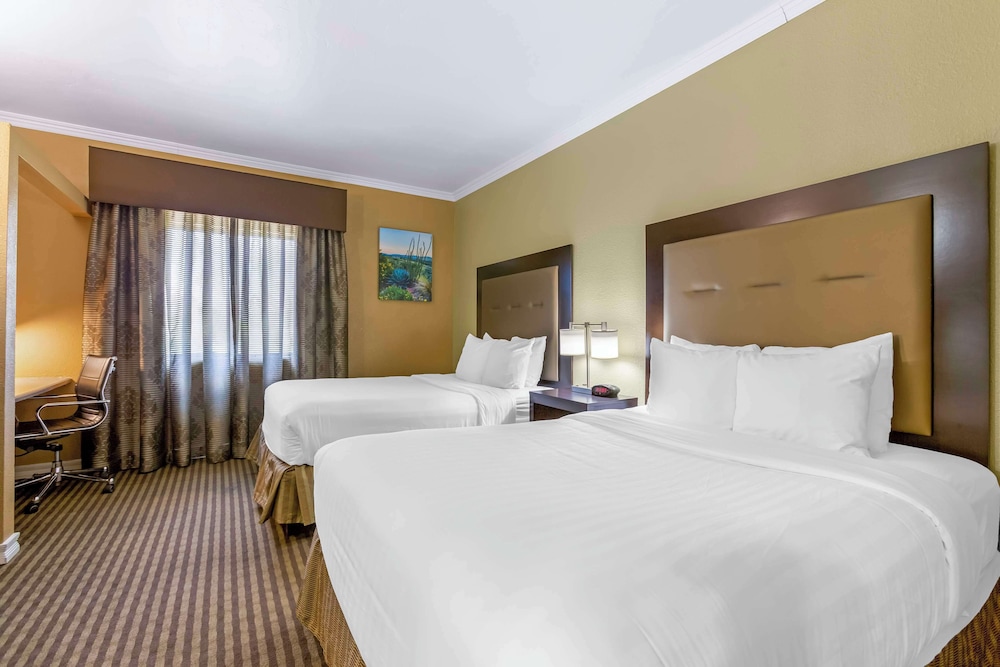 Suite, 2 Queen Beds, Non Smoking, Jetted Tub (with Sofabed) photo 1