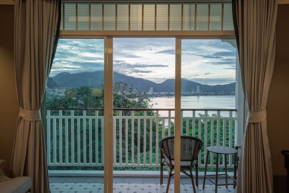 Deluxe Room with Sea View - Photo 3