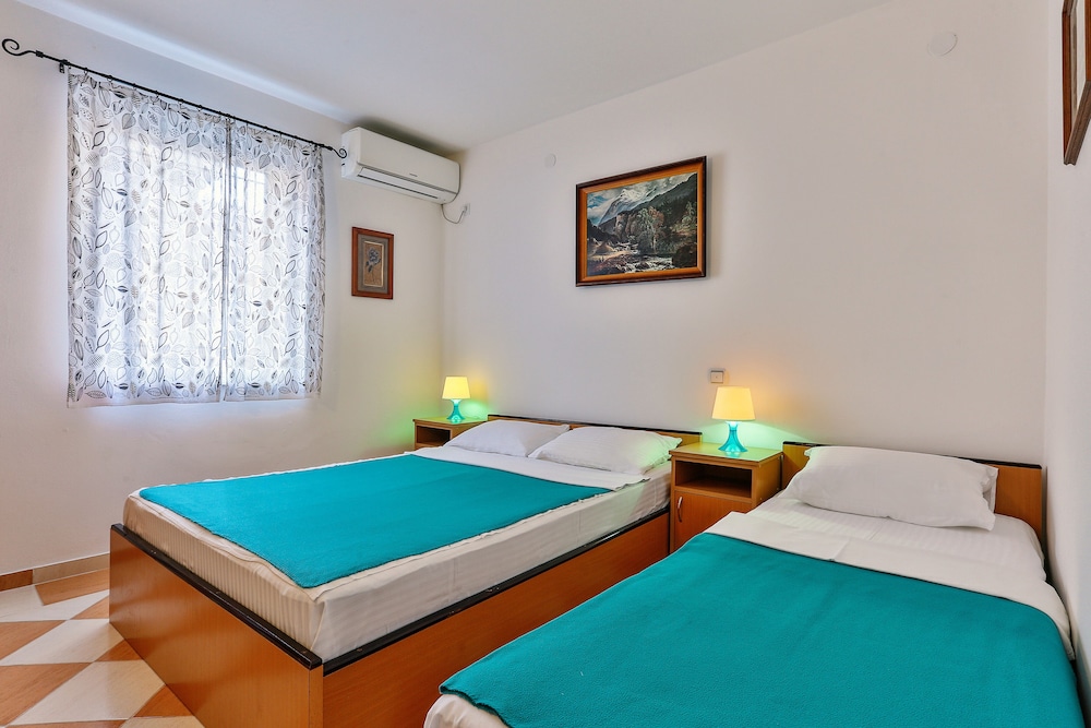 Economy Triple Room