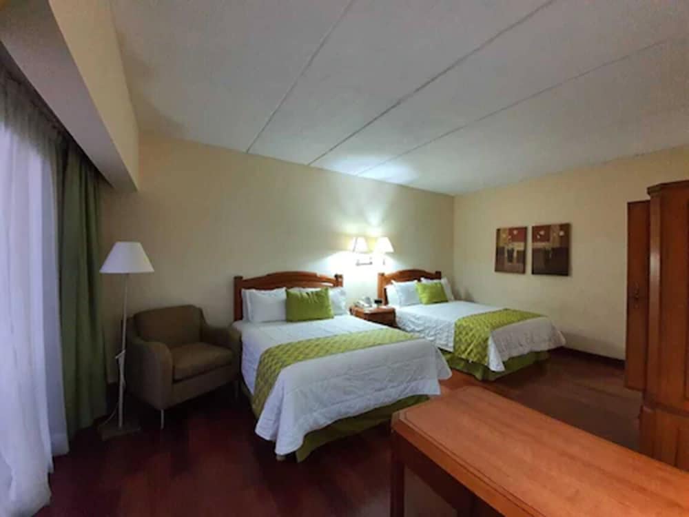 Quadruple Room, 2 Queen Beds - Photo 4