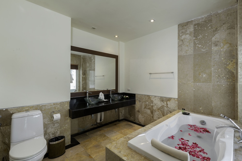Two Bedroom Family Suite with Bathtub - Photo 5