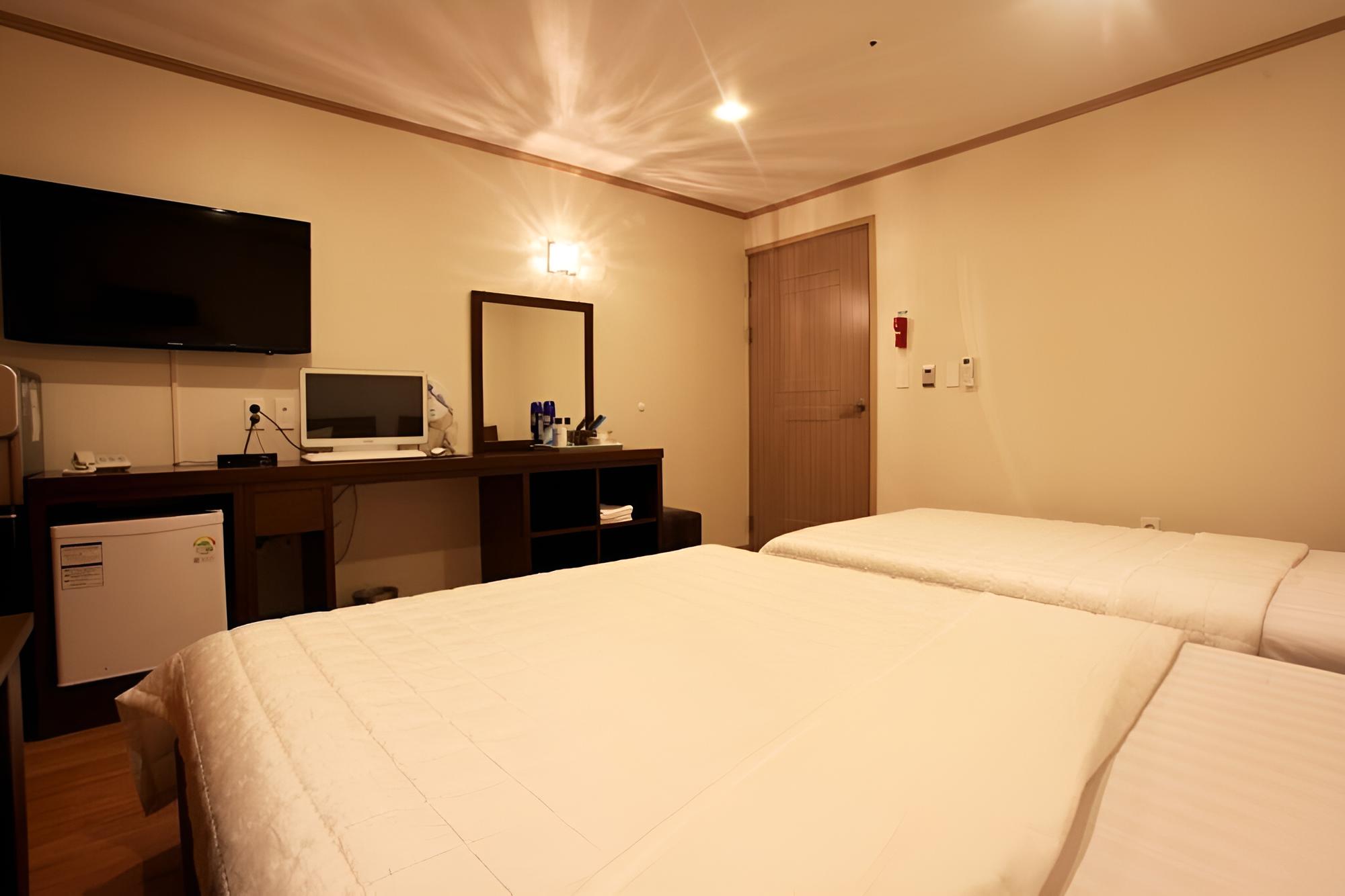 Room (Twin) - Photo 4
