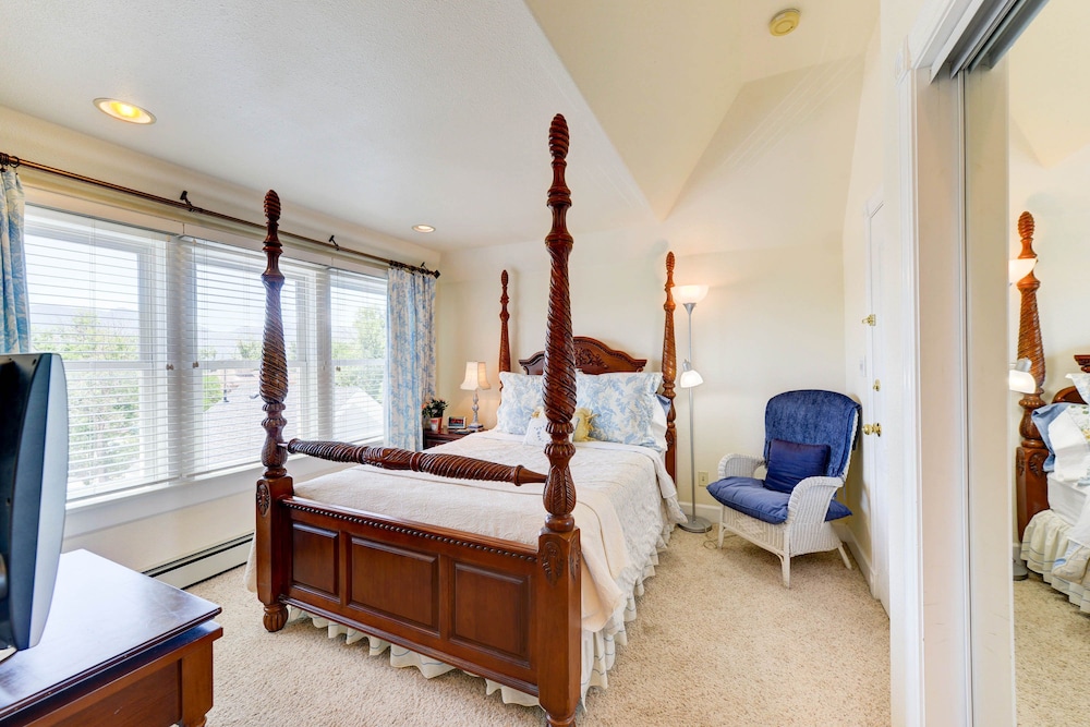 Traditional Suite, Ensuite, Mountain View (Driftwood-5)