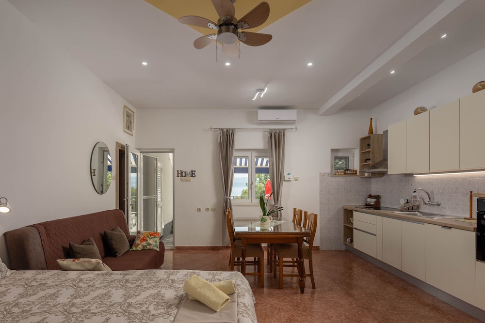 Family Studio, Sea View, Mountainside (Pool Apartment Yellow Sun Omiš)