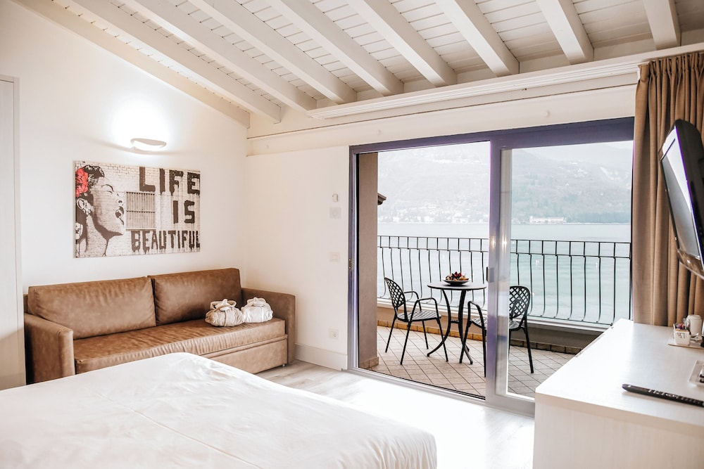 Deluxe Double or Twin Room, Balcony, Lake View photo 1