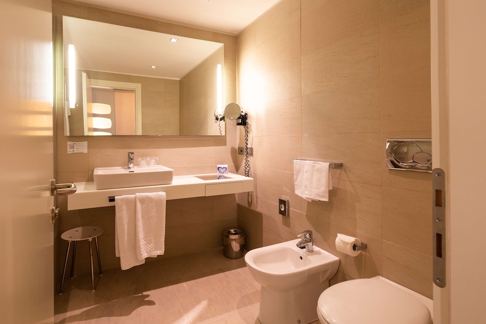 Junior Suite, 1 King Bed (Living Room;with Single Sofabed) - Photo 4