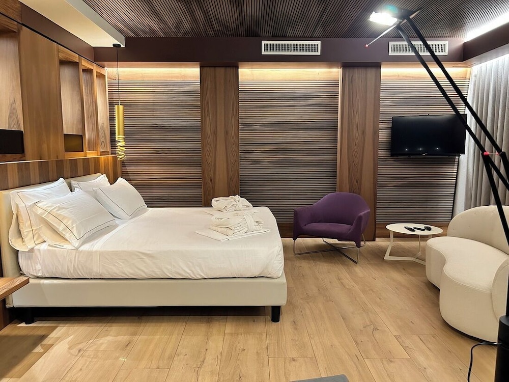 Junior Suite, Hot Tub, Partial Lake View - Photo 4