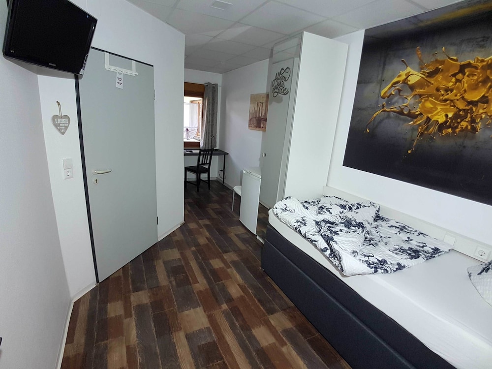 Superior Single Room, 1 Twin Bed, Non Smoking, Refrigerator & Microwave photo 2