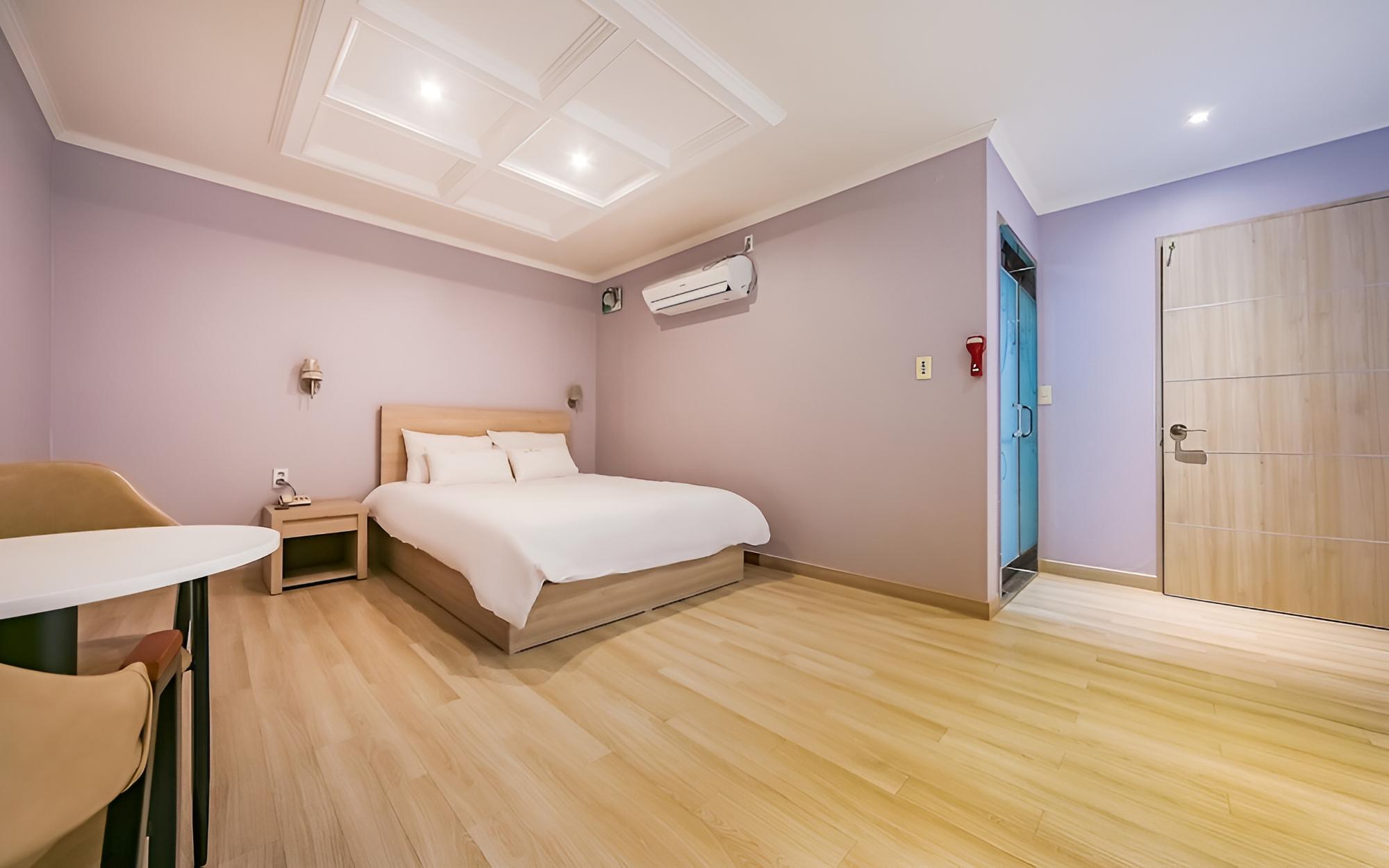 Room (VVIP Special (Queen Bed Hotel Bedding)